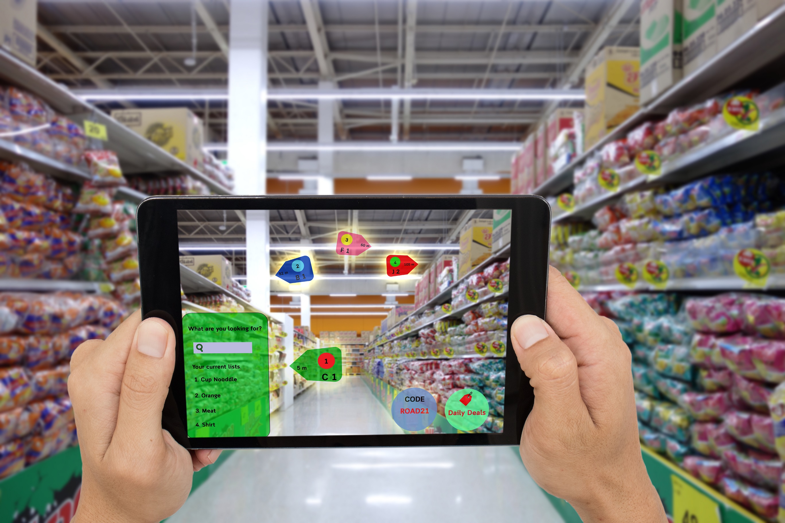 Das Bild zeigt einen Supermarkt mit vollen Regalen. Im Vordergrund sind zwei Hände, die ein Tablet halten. Auf dem ist der Supermarkt mit Augmented Reality animiert.